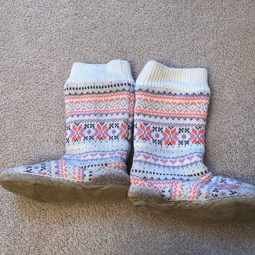 🌻 Old Navy knit slippers size 9/10